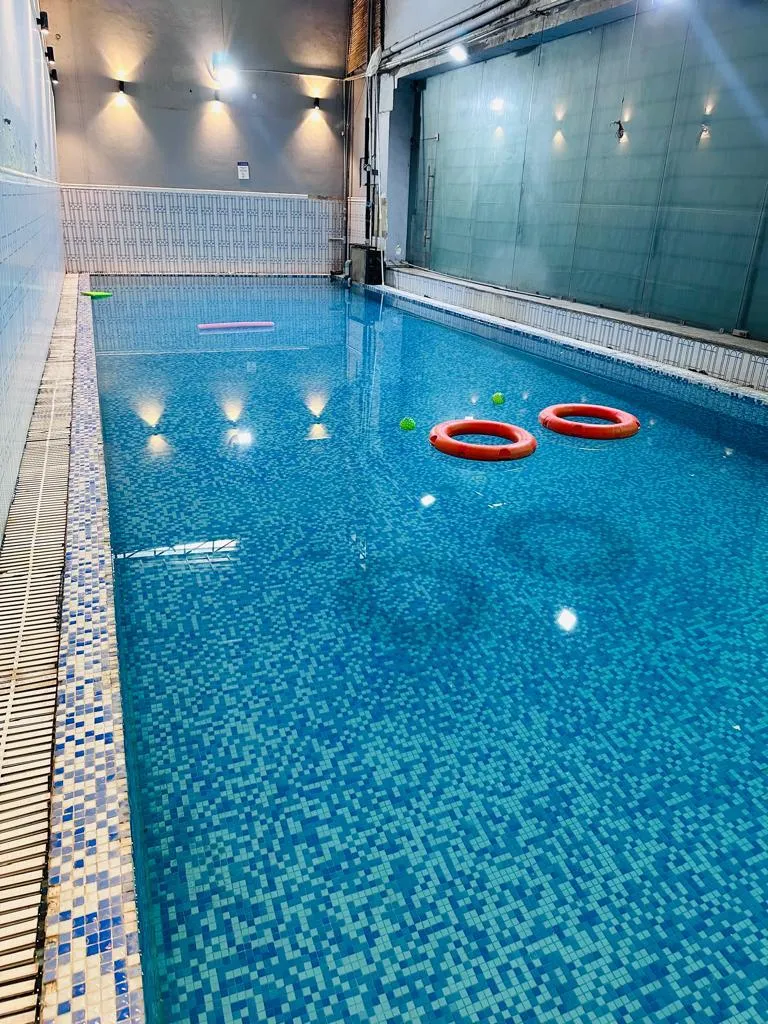 Indoor swimming pool photo 4