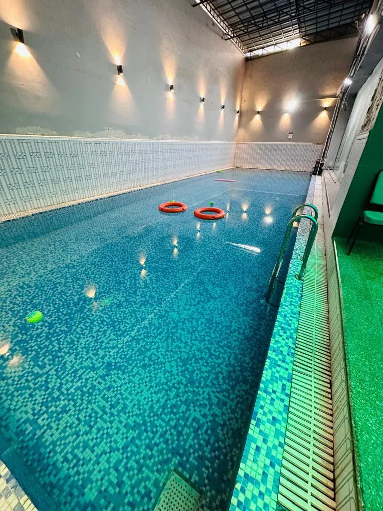 Indoor swimming pool photo 5