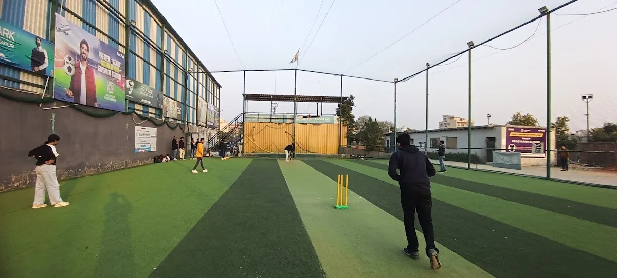 Rackonnect Strings & Feathers Badminton Arena | Sporbit photo 5