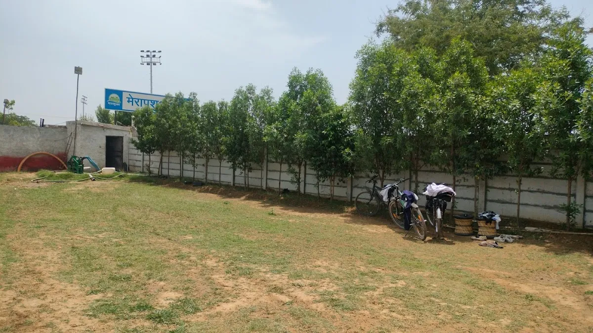 The royal swimming pool photo 3