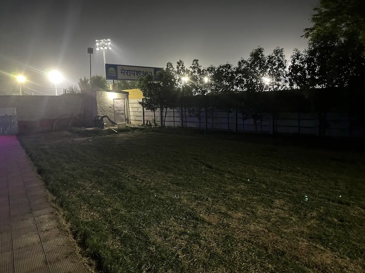 The royal swimming pool photo 4