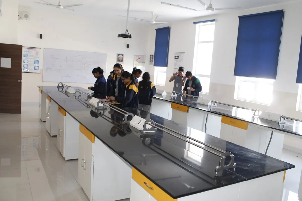 Narayana eTechno-School - Palam Vihar photo 3